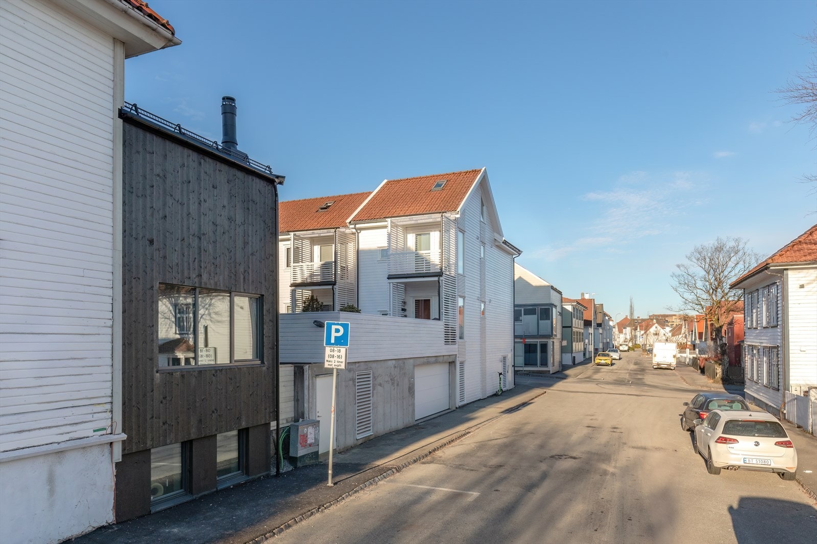 Boligen ligger i en rolig gate med etablert bebyggelse og kort vei til sentrum. Galleribilde