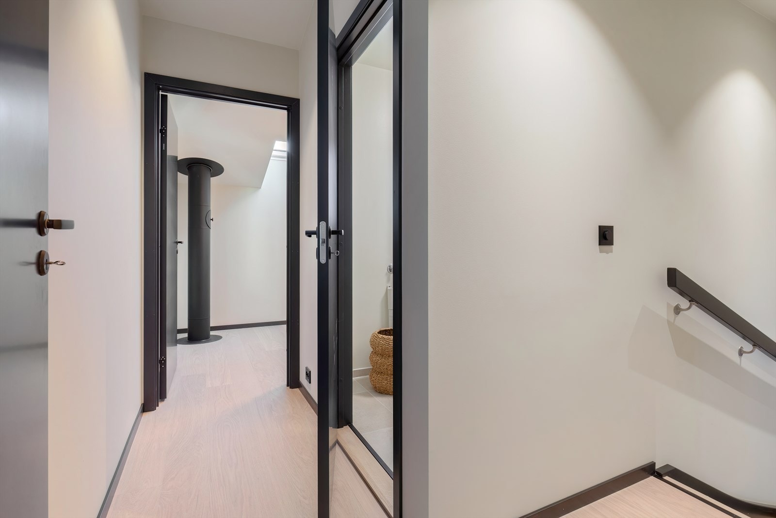 Praktisk gang med naturlig tilknytning til flere rom. Galleribilde