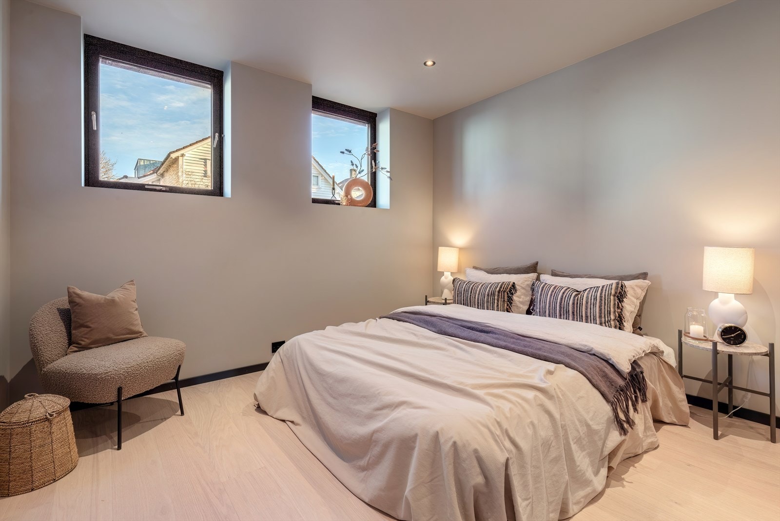 Romslig og innbydende soverom med god plass til dobbeltseng og tilhørende møblement. Galleribilde