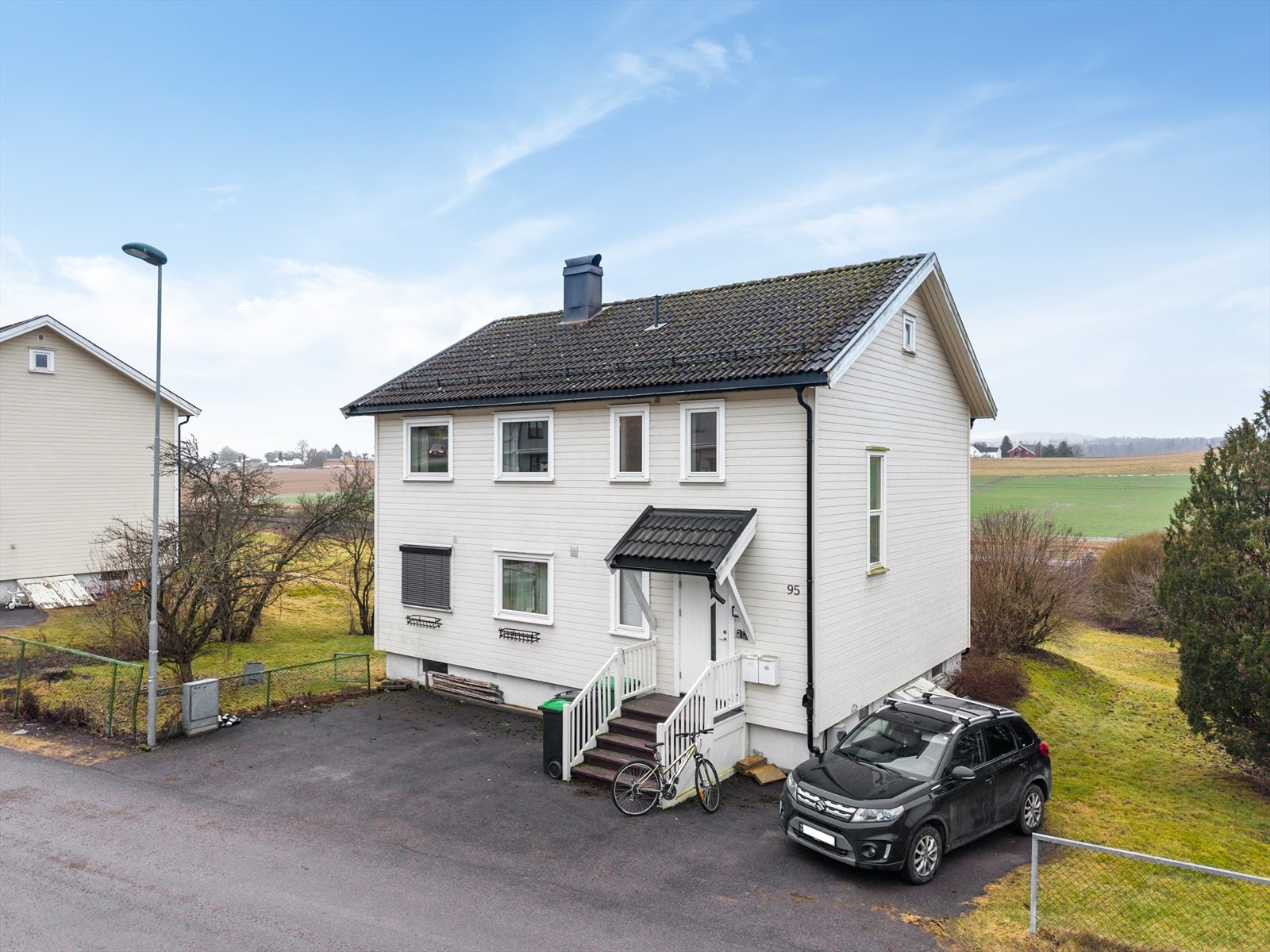 EiendomsMegler1 ved Mona Harstad presenterer Jernbanevegen 95! Foto: Inbovi Galleribilde