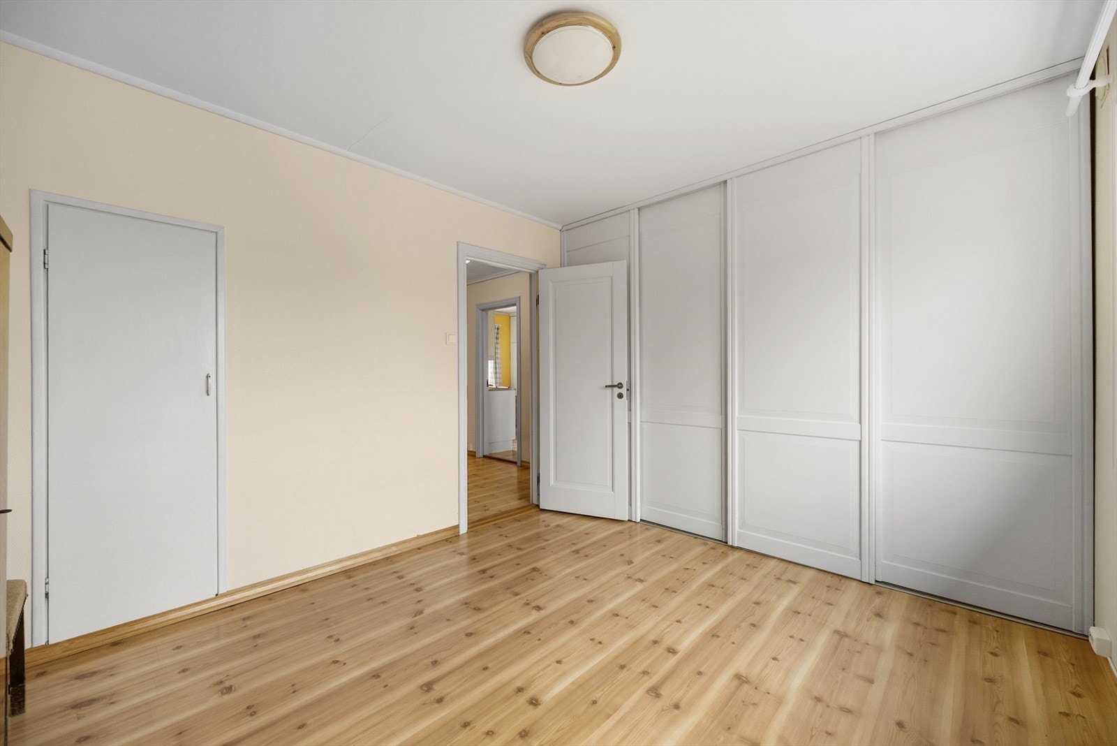 Hovedsoverommet har god plass til dobbeltseng, og garderobeskap for klesbeholdningen. Dette rommet har i tillegg en praktisk tilliggende bod med lagringsplass. Galleribilde