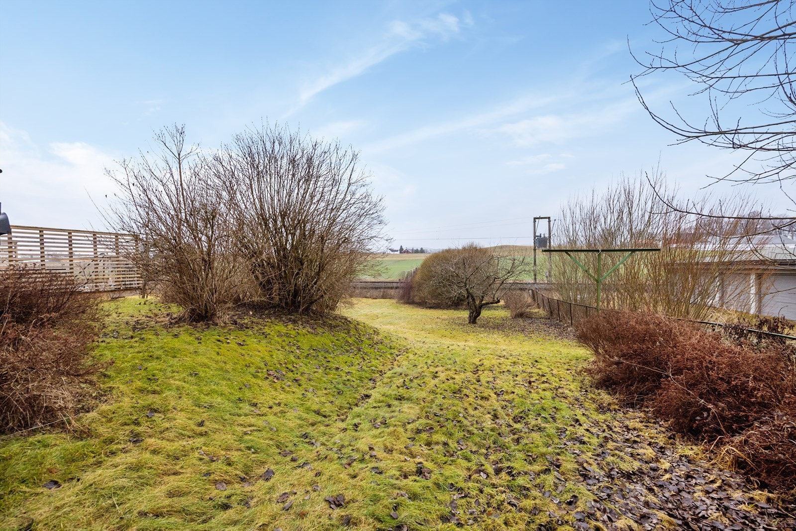 Beboerne har delt hagen mellom seg, og denne boligen benytter nordre del. Galleribilde