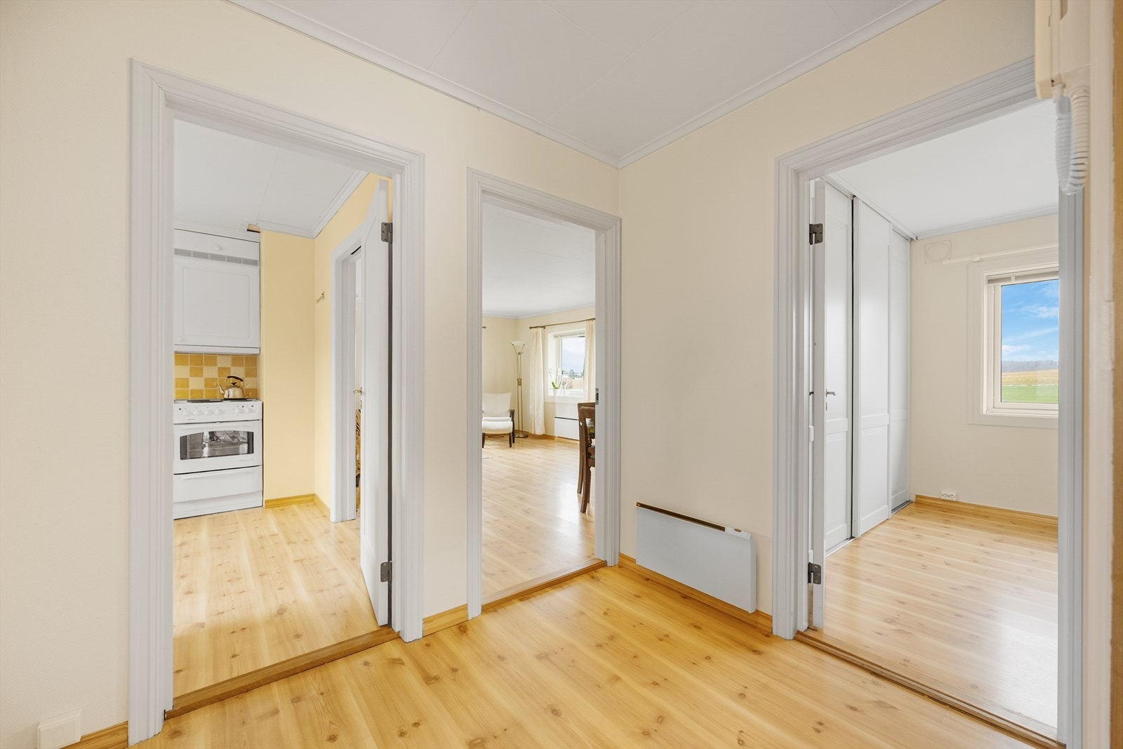 Overflater i boligen består av laminat på gulv, tapet og malt strie på vegger og malte plater og takess i tak. Galleribilde