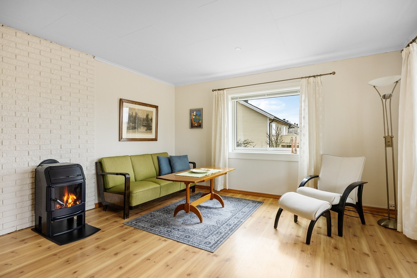 Vinduer på to sider slipper rikelig med naturlig lys inn i rommet. Galleribilde