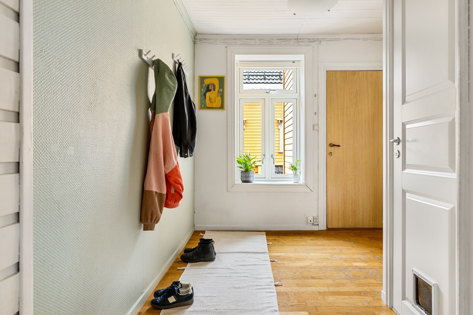 Velkommen inn! Entréen er målt til 5,8 kvm og har god plass til oppbevaring av yttertøy på knaggrekker..jpg Galleribilde