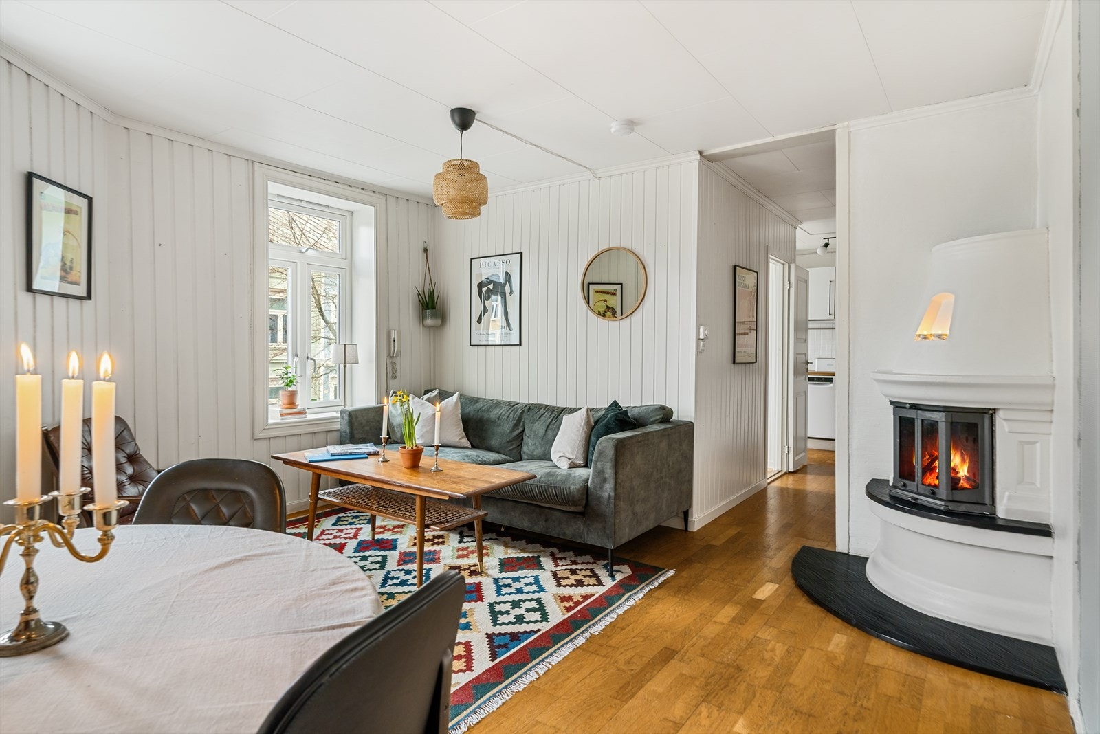 Rommet holder en behagelig innetemperatur ved oppvarming av radiator. På kalde vinterdager er det ekstra behagelig å fyre opp i peisovnen..jpg Galleribilde