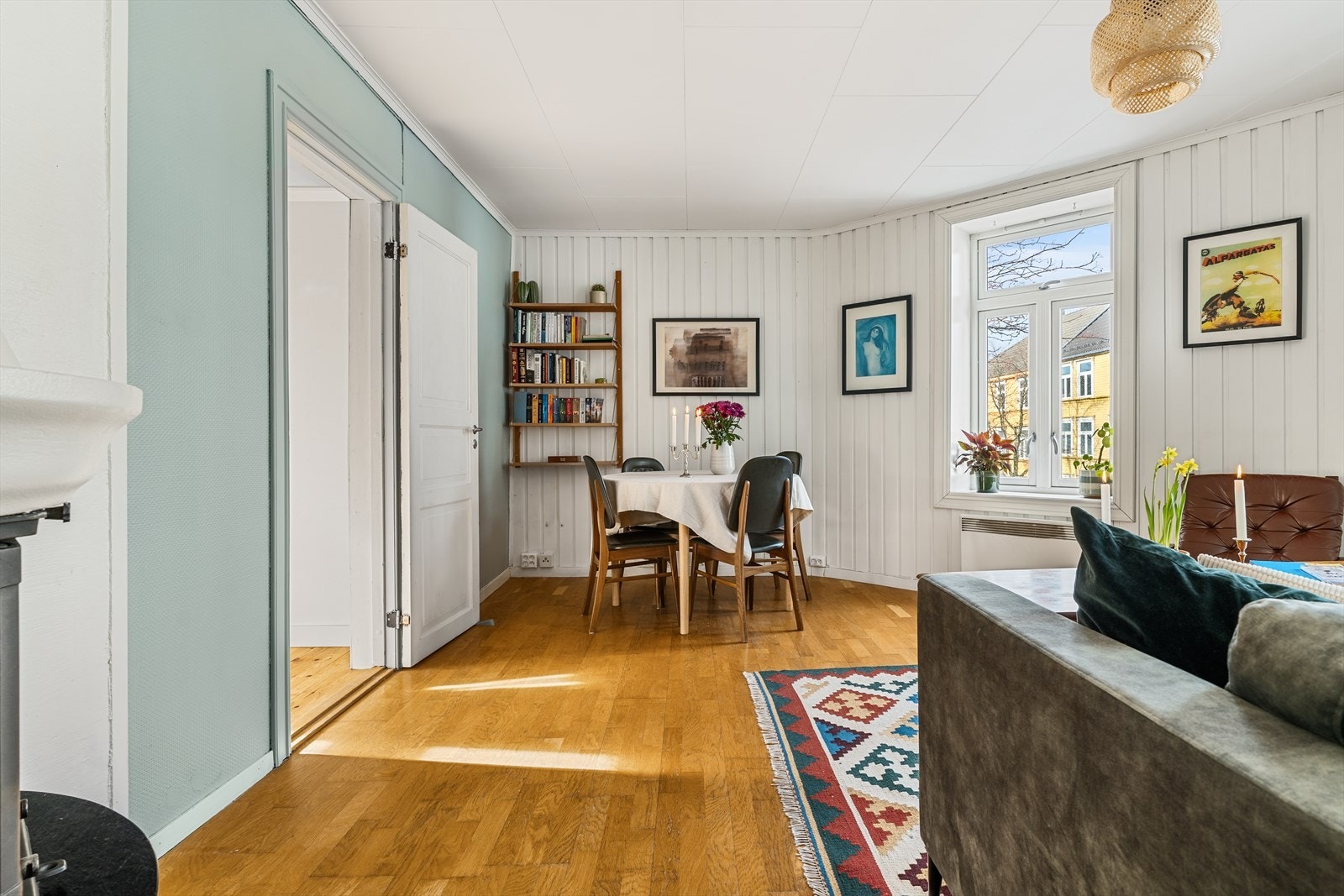 Stuen måler 15,6 kvm og har plass til diverse møblement som spisebord og en sofakrok..jpg Galleribilde