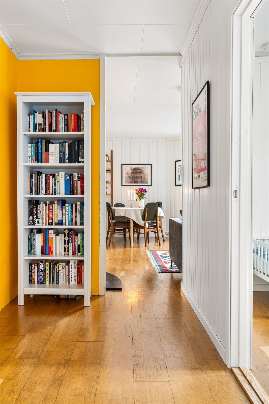 Fra entréen får du videre adkomst til en lys og sjarmerende stue..jpg Galleribilde