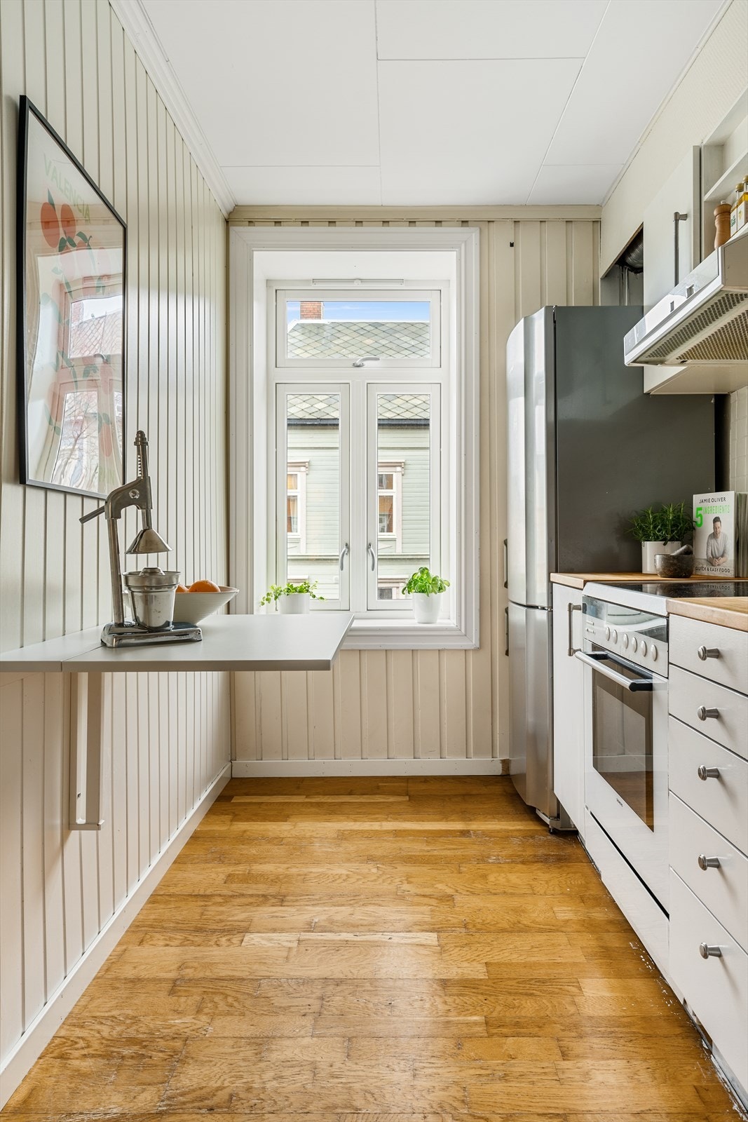 Kjøkkenet er utstyrt med komfyr, oppvaskmaskin og kombinert kjøl- og fryseskap..jpg Galleribilde