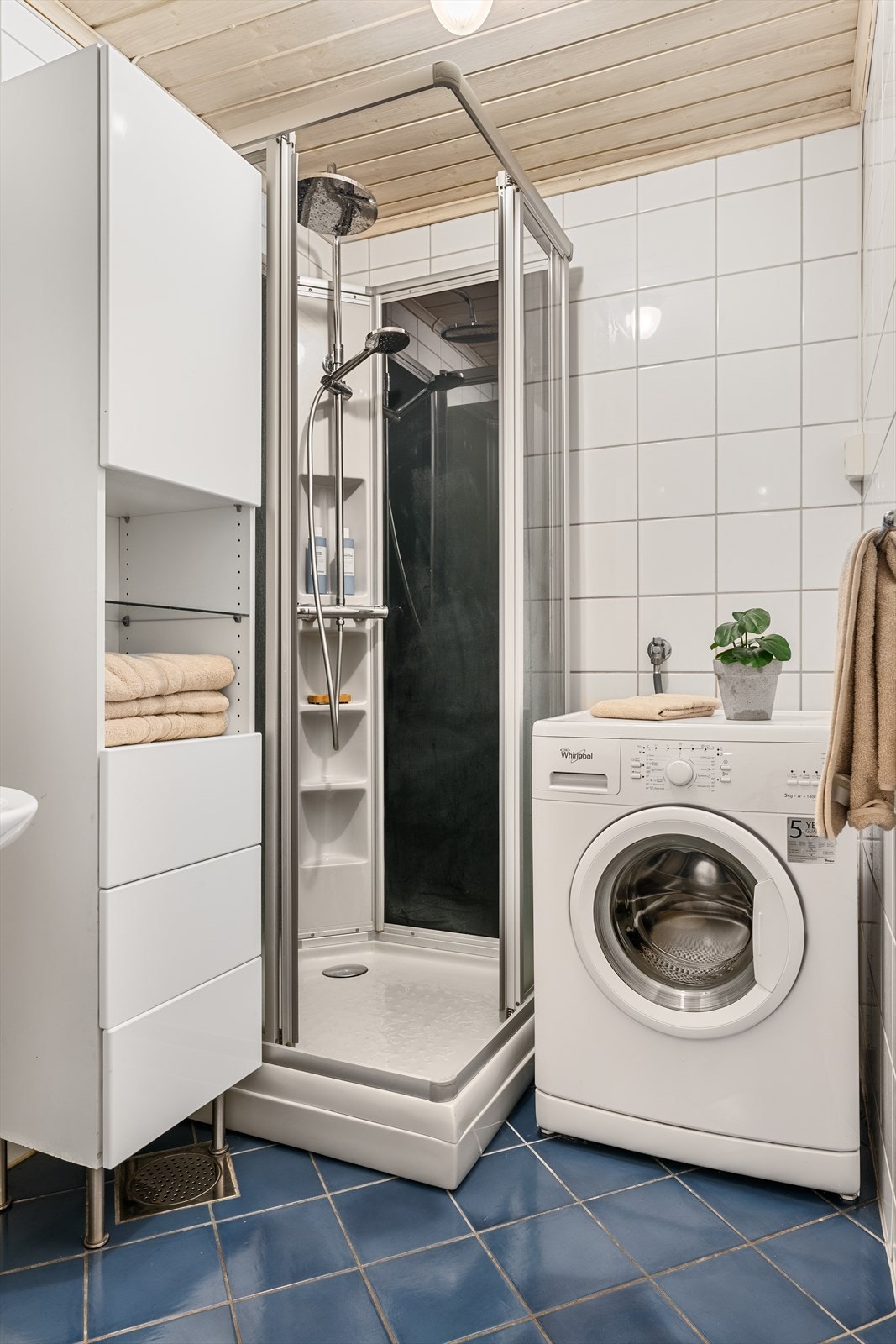 Baderommet er målt til 3,9 kvm og har flislagte vegger og gulv..jpg Galleribilde