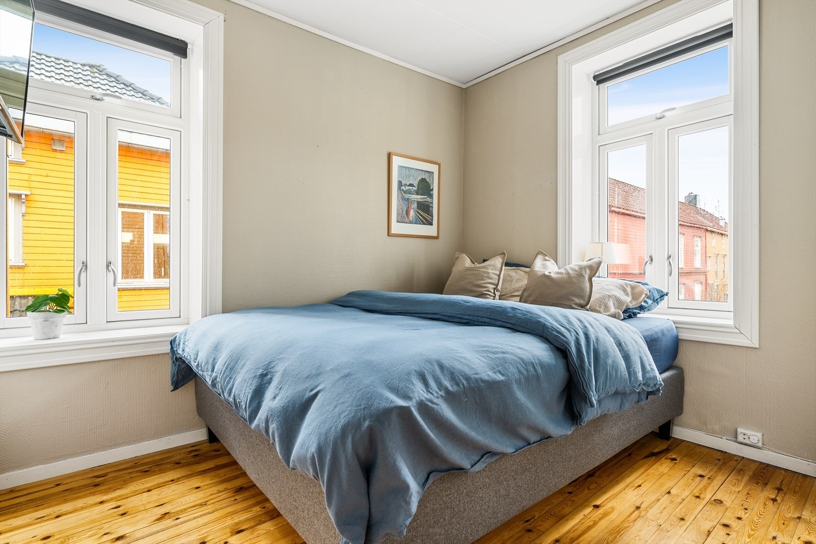 Leilighetens 2 soverom er målt til henholdsvis 8 og 5 kvm..jpg Galleribilde