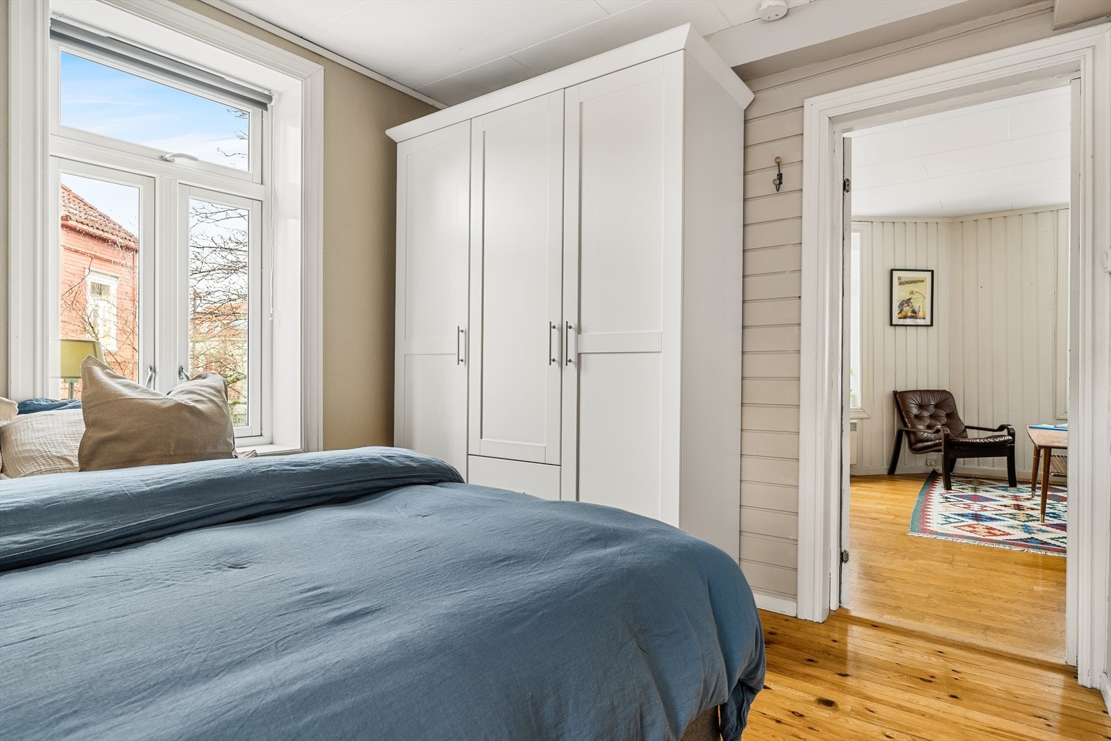 Hovedsoverommet har god plass til stor seng og tiltenkt garderobeløsning..jpg Galleribilde