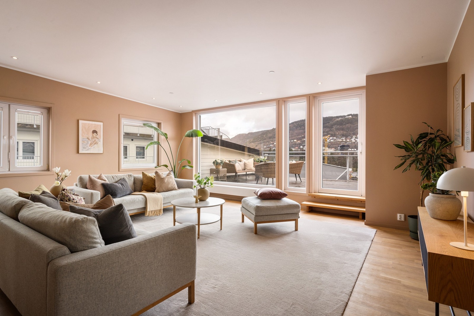 - En stor og gjennomført 4-roms selveierleilighet med en sjelden kombinasjon av moderne kvaliteter, god planløsning og en nærmest eneboliglignende følelse - Galleribilde