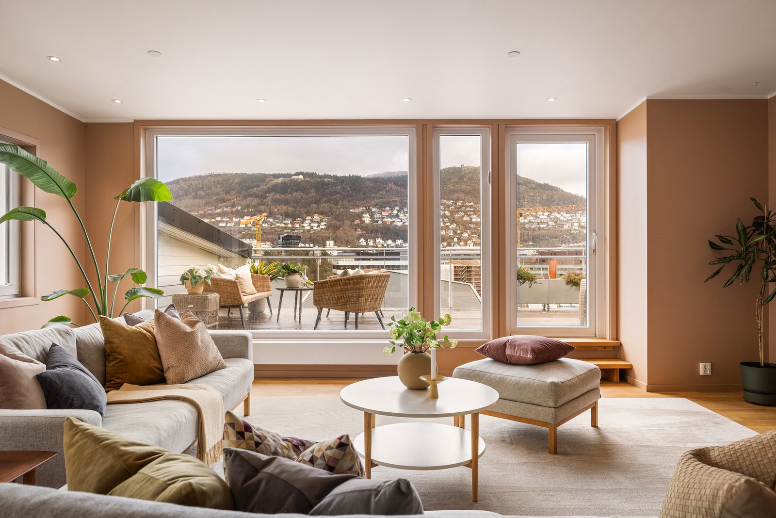 - Store vindusflater og spotter i himling sikrer gode lysforhold - Galleribilde