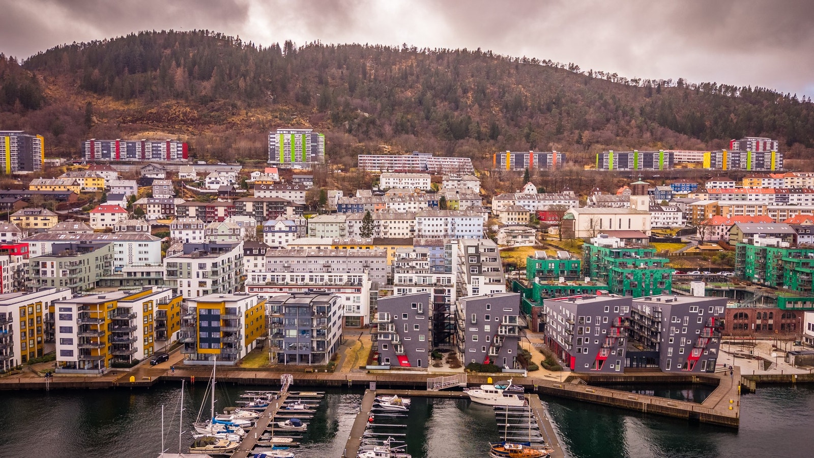 - Det er mulighet for leie av båtplass på marinaen i front - Galleribilde