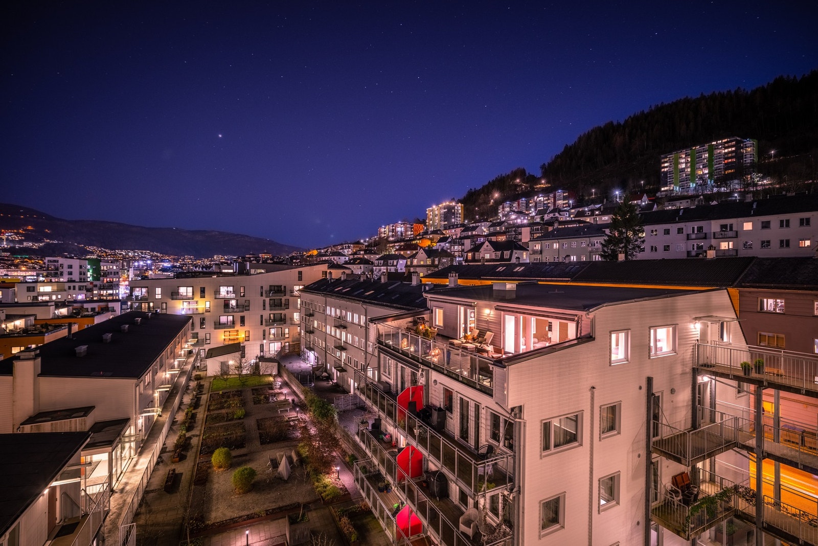 - Med fjorden på den ene siden og fjell på den andre, har man mange muligheter for et aktivt liv like utenfor døren - Galleribilde