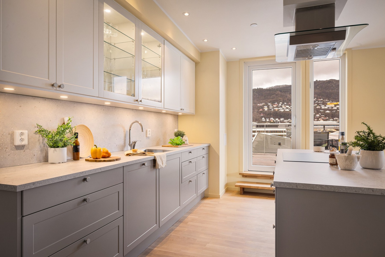 - Kjøkkenet er oppgradert med nye hvitevarer i 2025 samt nye fronter og benkeplater i 2026 - Galleribilde