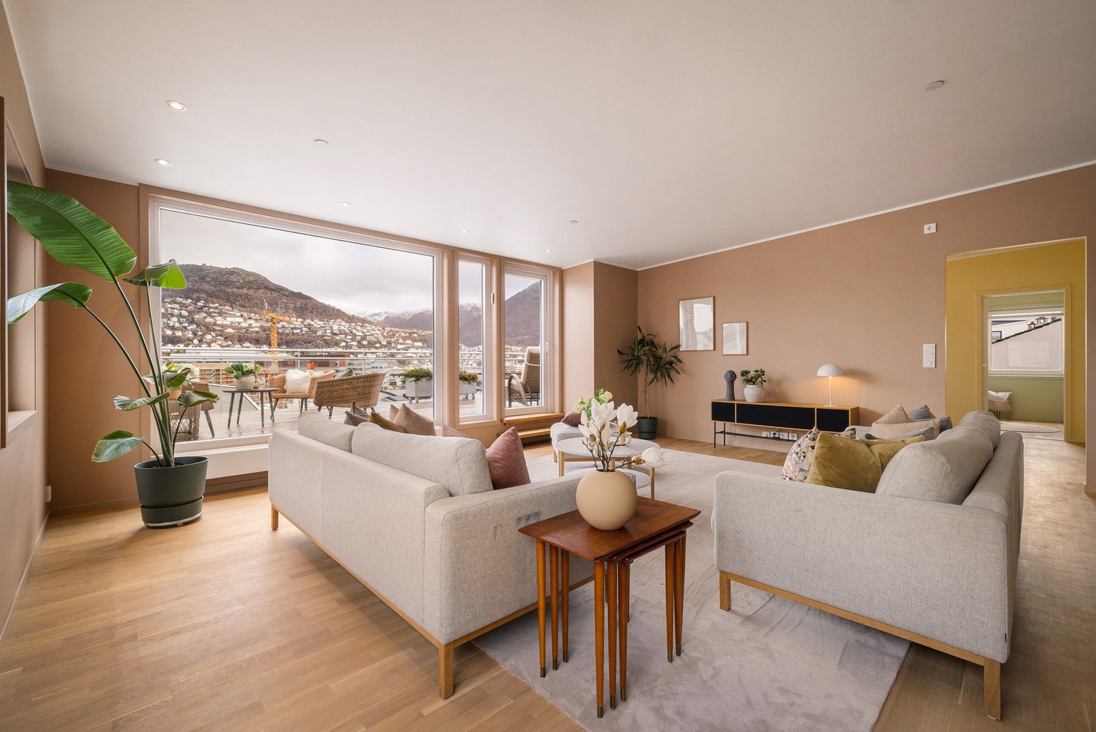 - Overflater er oppgradert de senere år med nyslipte parkettgulv og malte vegger og tak fra 2023, noe som gir et helhetlig og moderne uttrykk - Galleribilde