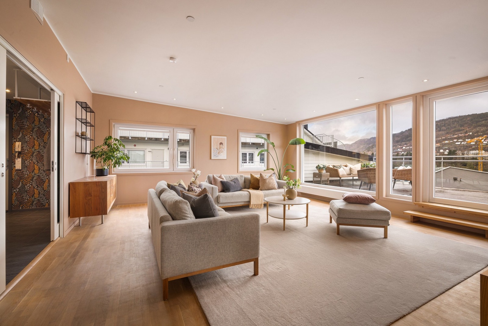 - Boligen fremstår som lys og innbydende med gjennomgående god standard - Galleribilde