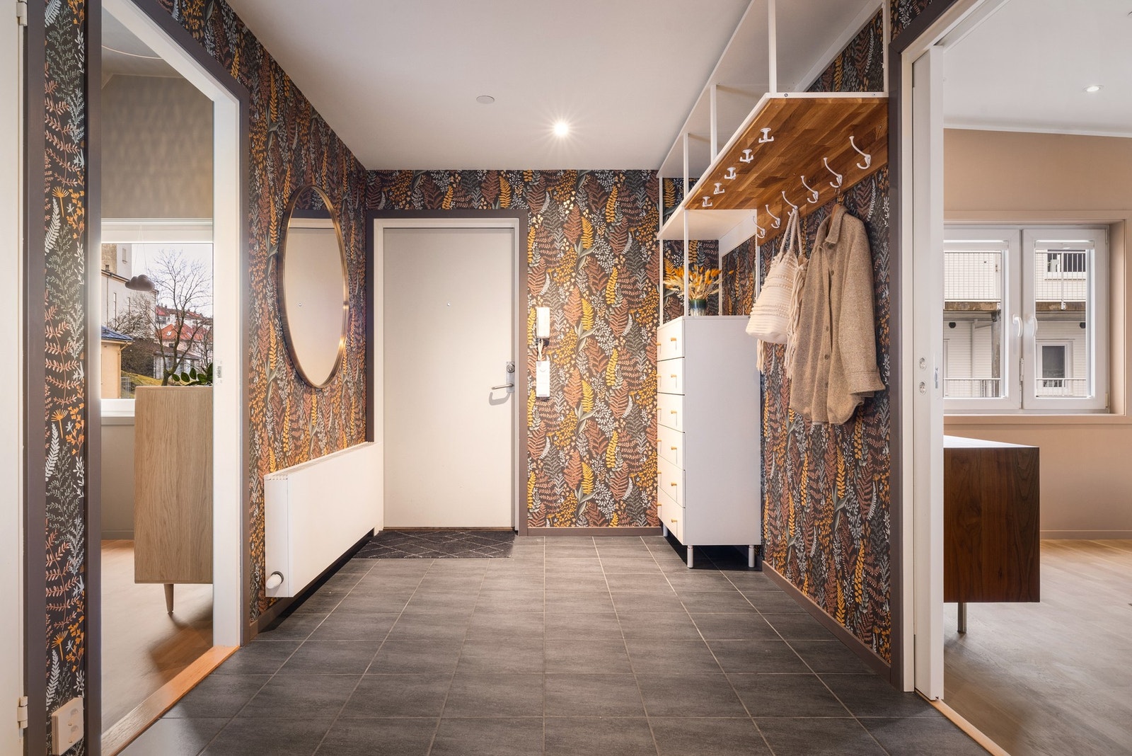 - Man ønskes velkommen inn i en romslig og praktisk gang med gode oppbevaringsmuligheter i skuffer og løsninger i eik - Galleribilde