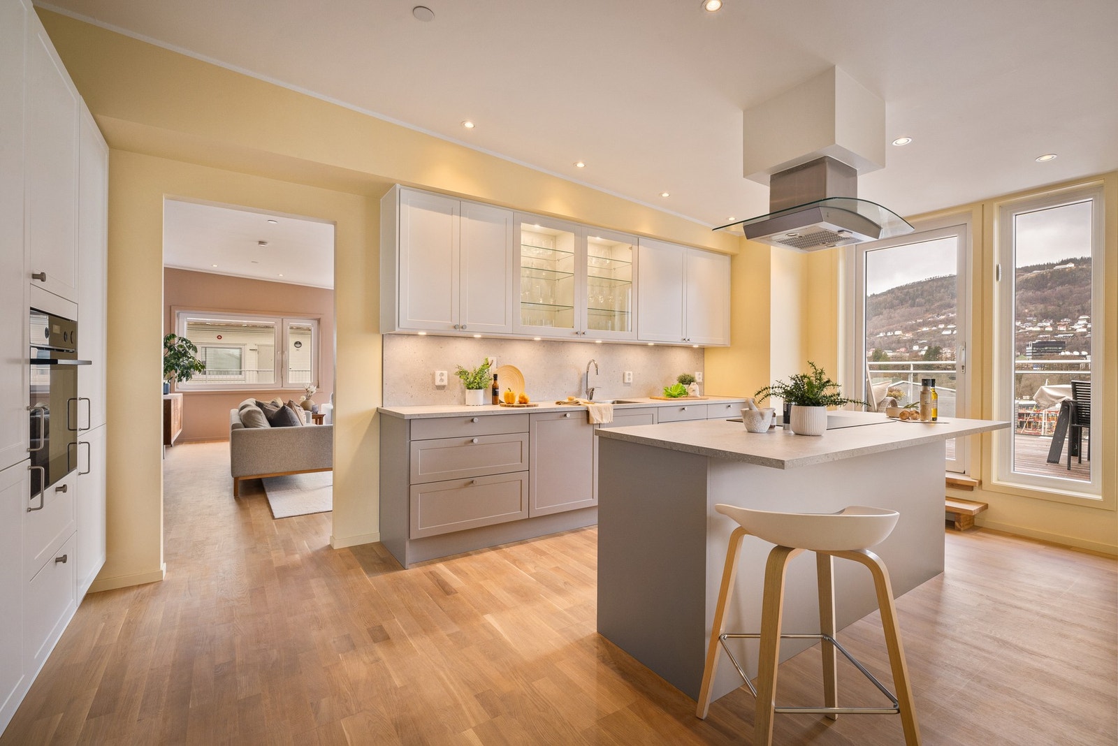 - Kjøkkenet er både stilrent og svært funksjonelt, med en sosial utforming rundt kjøkkenøy og barløsning - Galleribilde