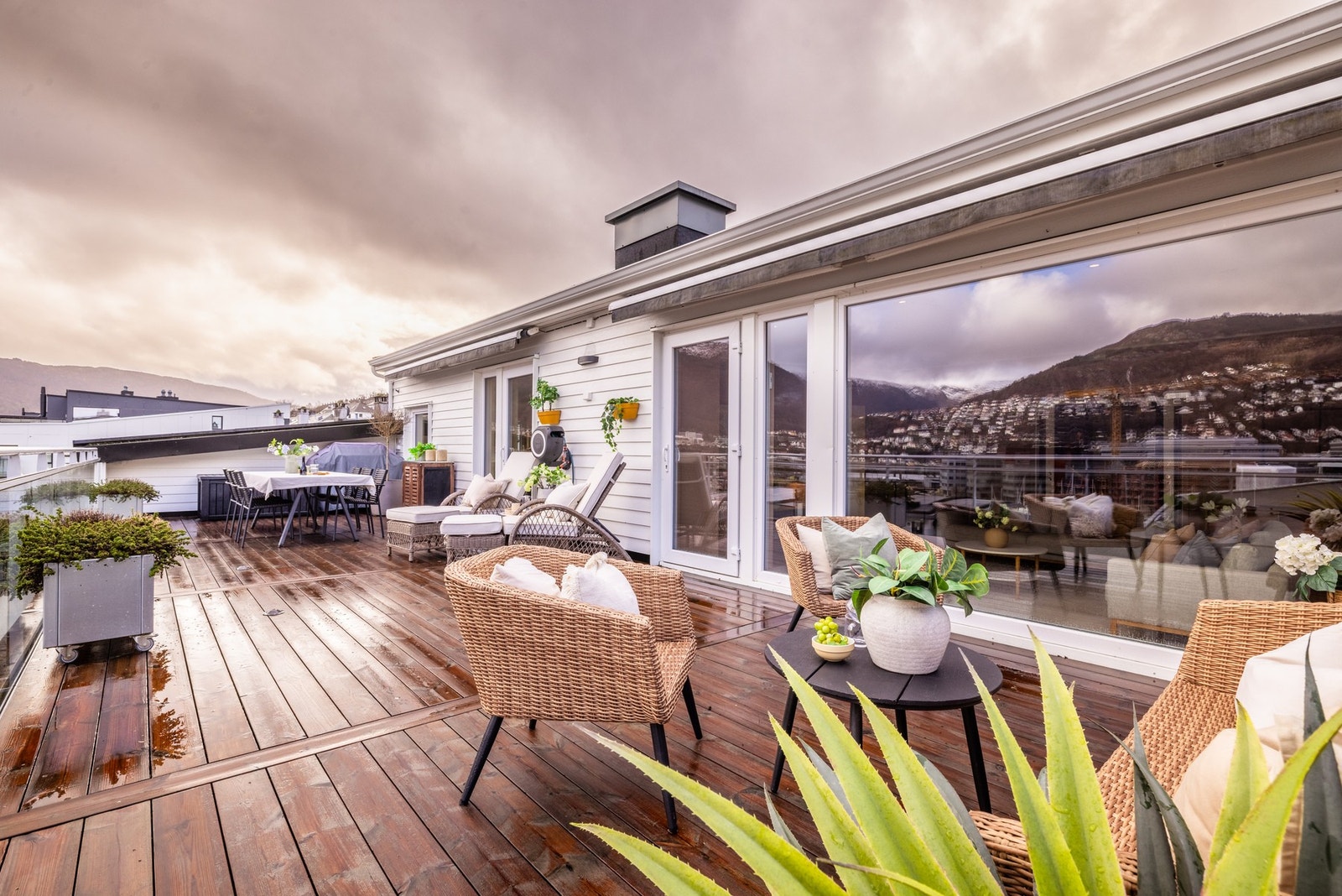 - Terrassen er et kapittel for seg selv - en sjelden stor og fleksibel uteplass med god plass til både spisegruppe, lounge, grill og aktiviteter - Galleribilde