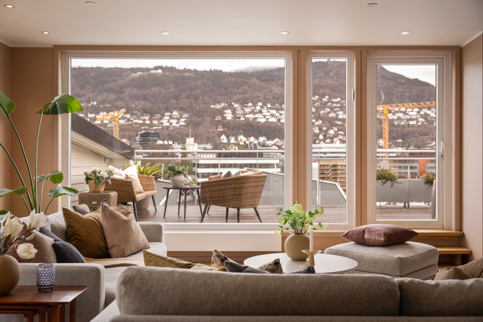 - Stuen har store vindusflater på flere sider. Her får man fantastisk utsikt mot både Fløyen, Ulriken og Puddefjorden - Galleribilde