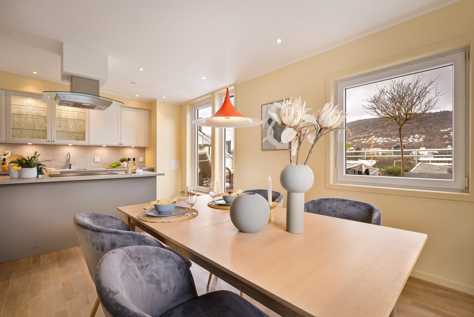 - Det er avsatt egen romslig plass til spisebord - Galleribilde