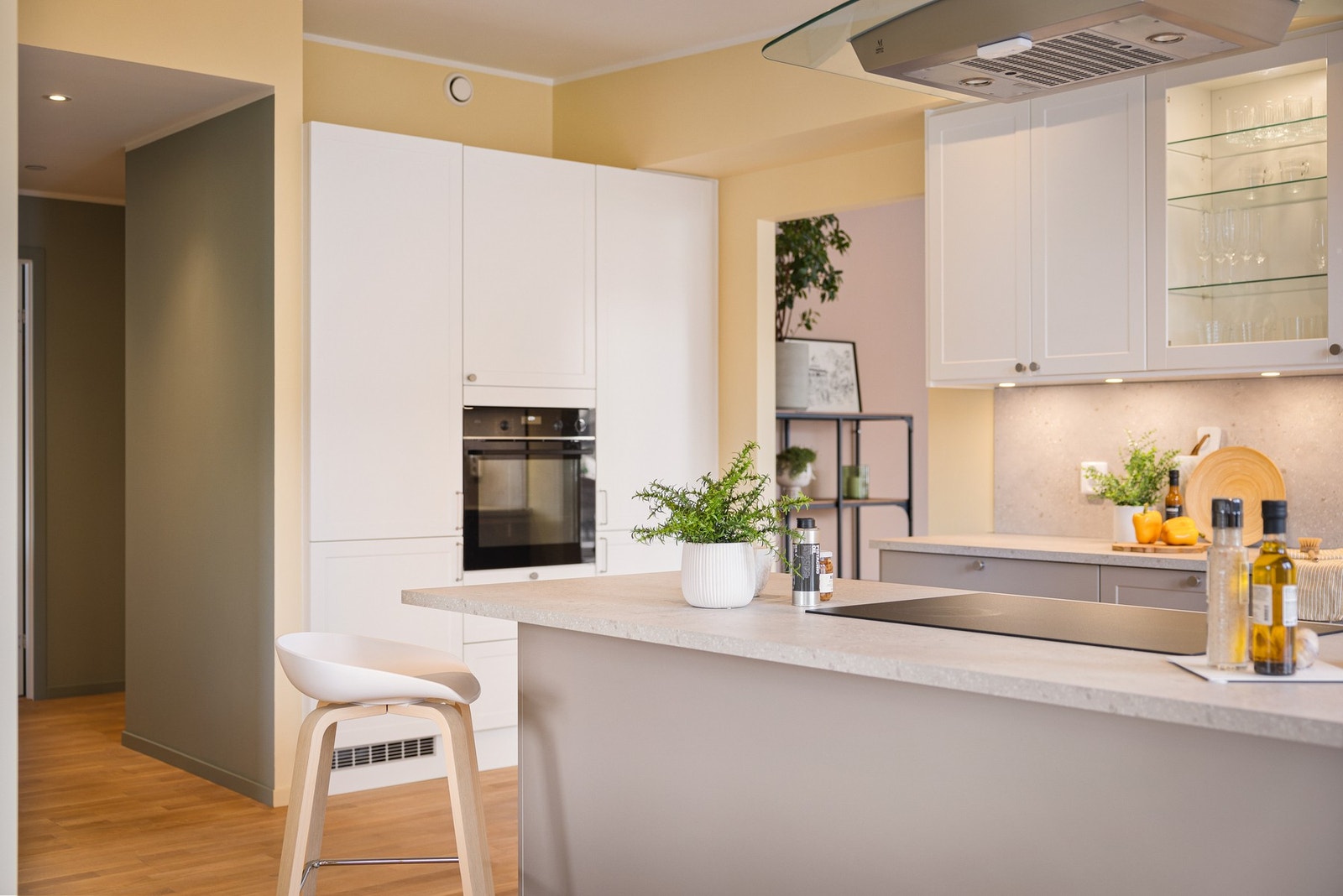 - Her er det lagt vekt på god arbeidsflyt etter den gyldne regel om kjøkkentrekanten - Galleribilde