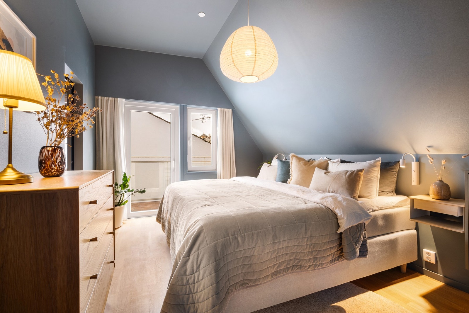 - Hovedsoverommet måler 14 kvm, og har egen walk-in garderobe og eget bad - Galleribilde