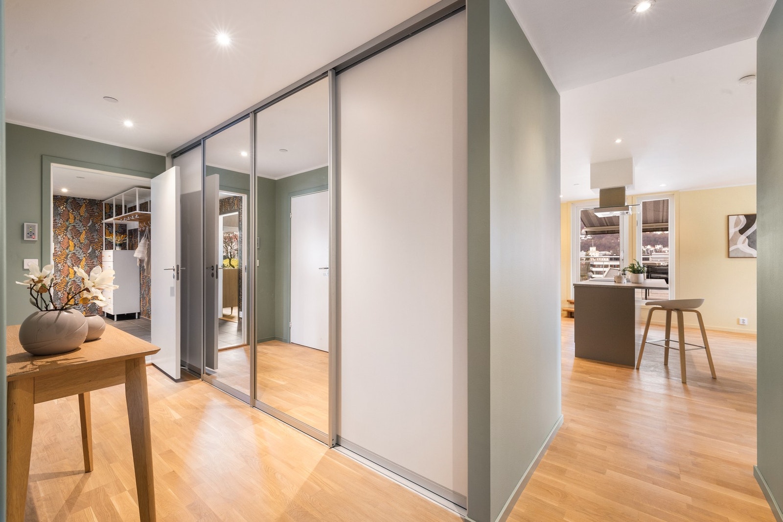 - Det finnes rikelig med garderobeløsninger i leiligheten - Galleribilde