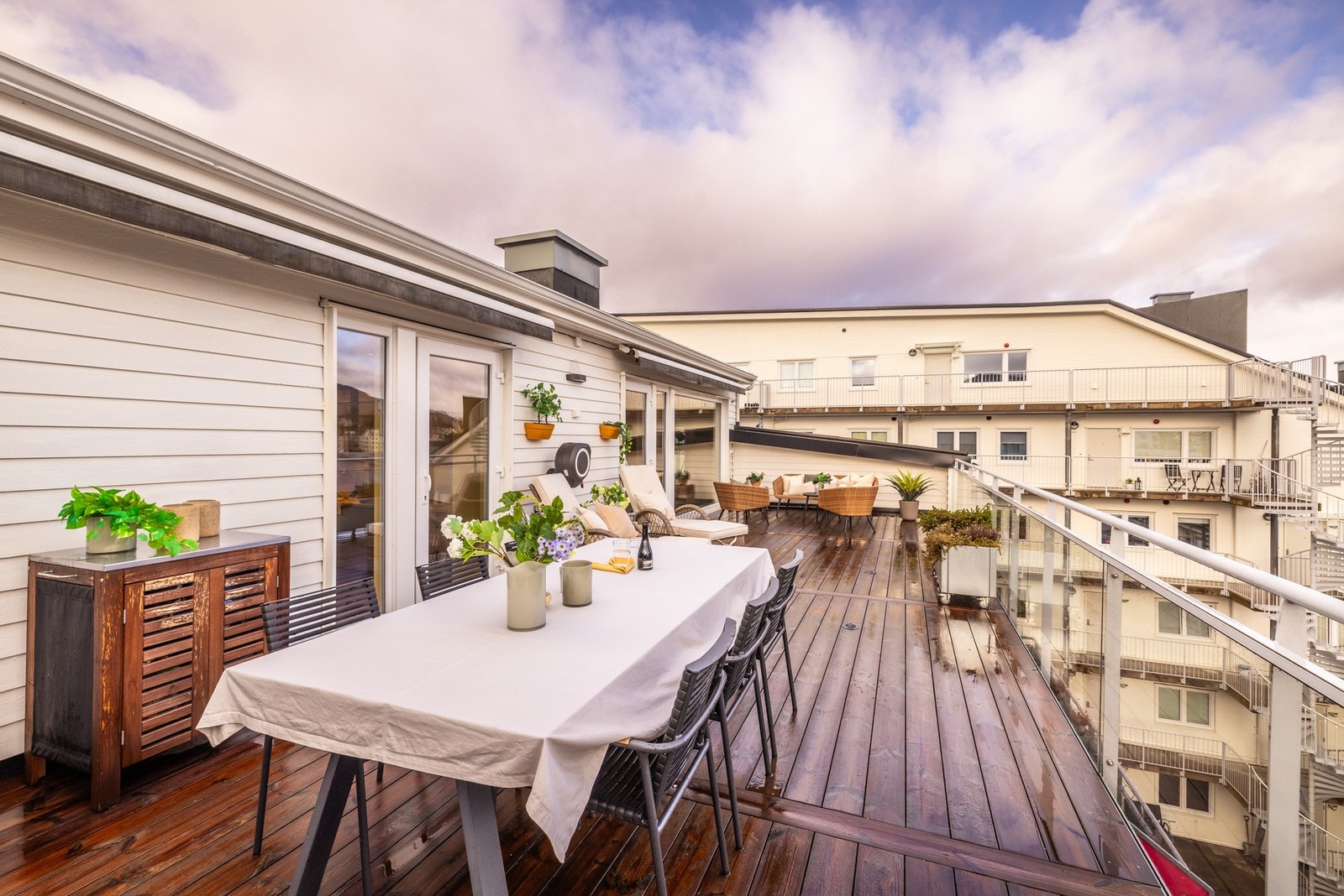 - Her er det lagt til rette med vedlikeholdsfri termofuru (2024), vannuttak, rikelig med strømuttak og to store elektriske markiser - Galleribilde