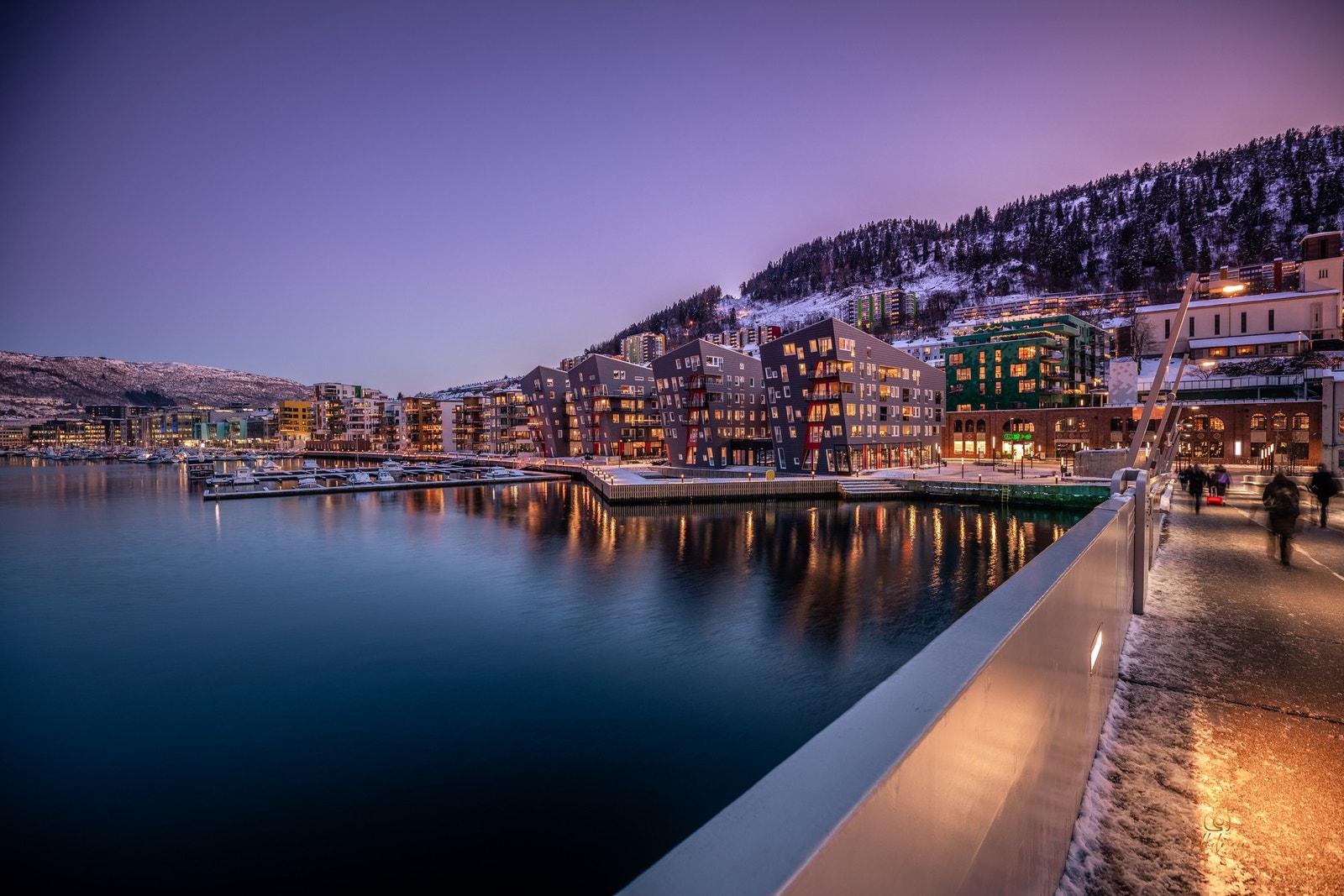 - De som er på jakt etter det mer pulserende byliv, kan spasere rett over den nye gang- og sykkelbroen "Småpudden", gjennom Møhlenpris og ned til Bergen sentrum - Galleribilde