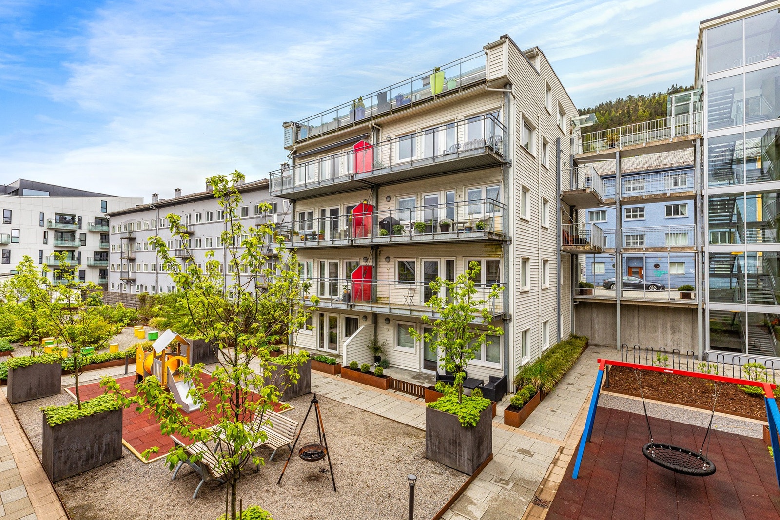 - Helt lukket og skjermet bakgård i sameiet tilrettelagt for både små og store, med sittegrupper, bålpanne, og parseller for dyrking - Galleribilde