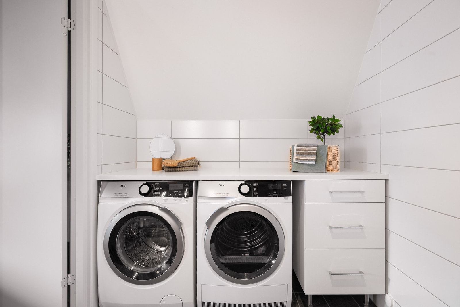 - Dette badet har egen nisje for vaskemaskin og tørketrommel - Galleribilde