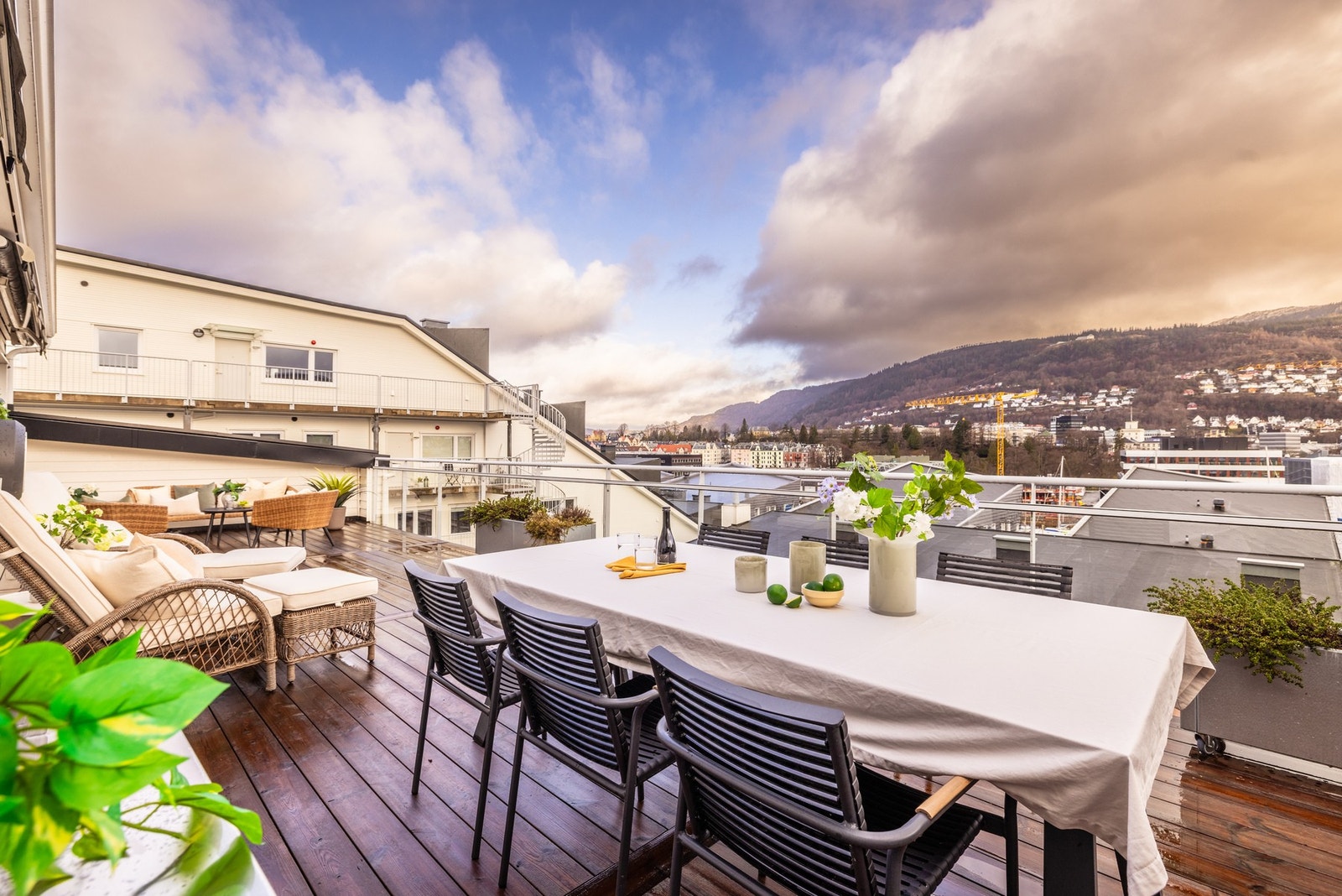 - Solforholdene er gode, og uteplassen har vært et naturlig samlingspunkt med god plass til både gjester og aktiviteter - Galleribilde