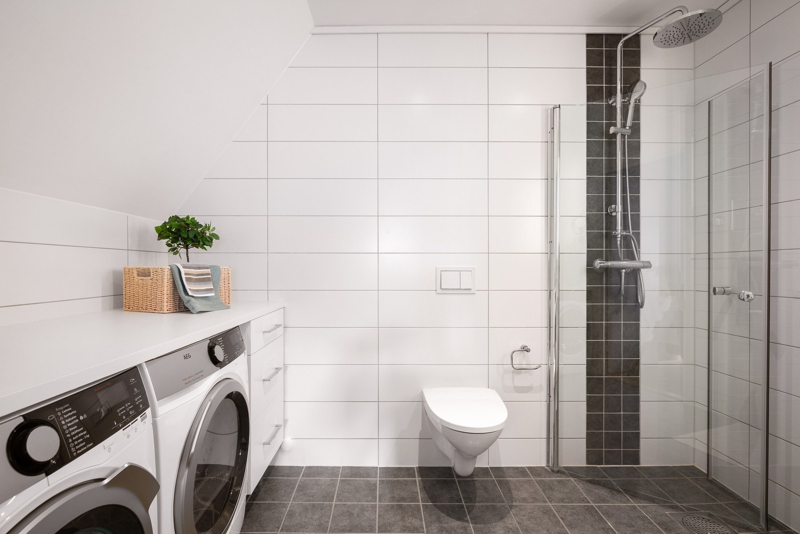 - Her er det flislagte overflater og moderne innredning - Galleribilde