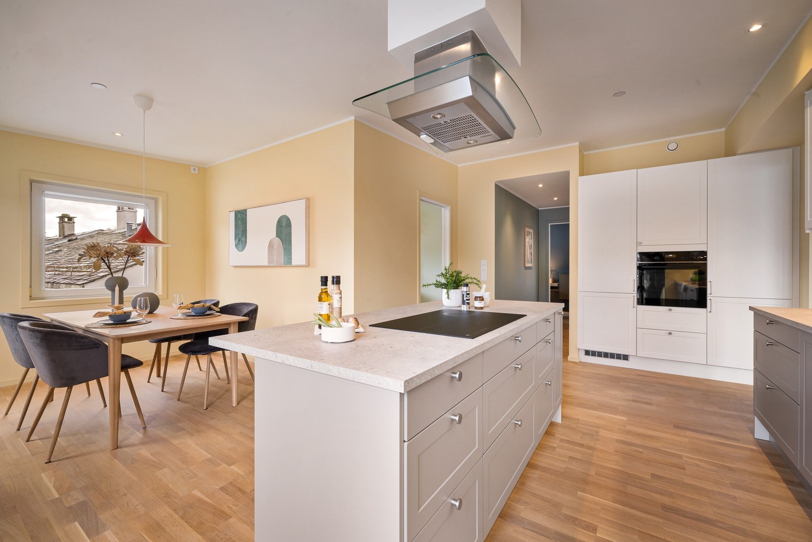 - Blant kvalitetene finner man blant annet ovn med dampfunksjon og høy temperaturkapasitet, samt ekstra høyt kombiskap - Galleribilde