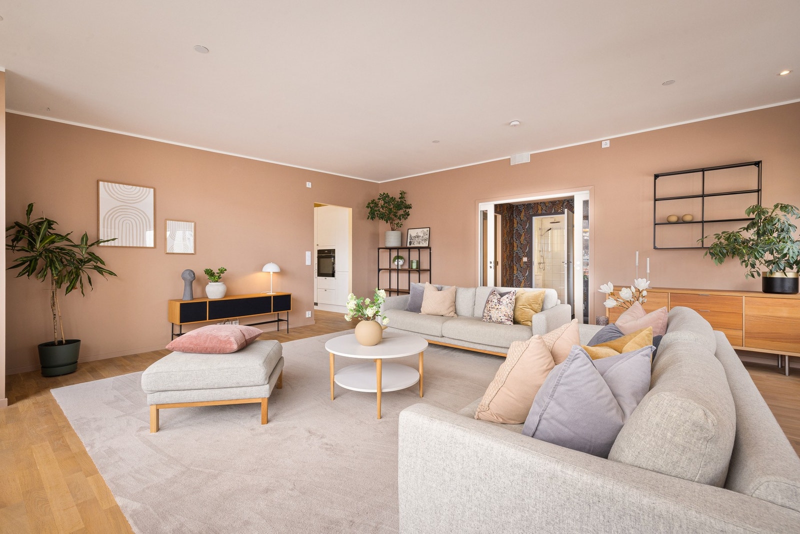 - Lyset flommer inn gjennom rommet, og skaper en luftig og behagelig atmosfære gjennom hele dagen - Galleribilde