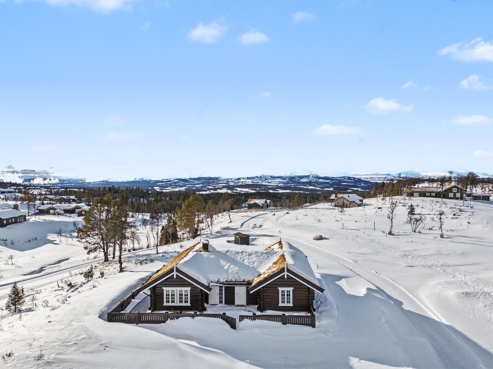 Hytta er beliggende på Nystølfjellet med nydelig utsikt mot fjella i Hemsedal og Jotunheimen! Galleribilde