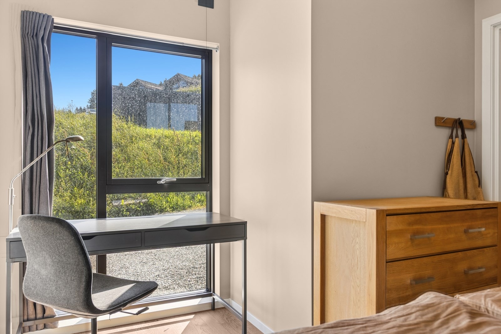 Utsyn mot svale og frodige omgivelser- en perfekt start på morgenen! Galleribilde