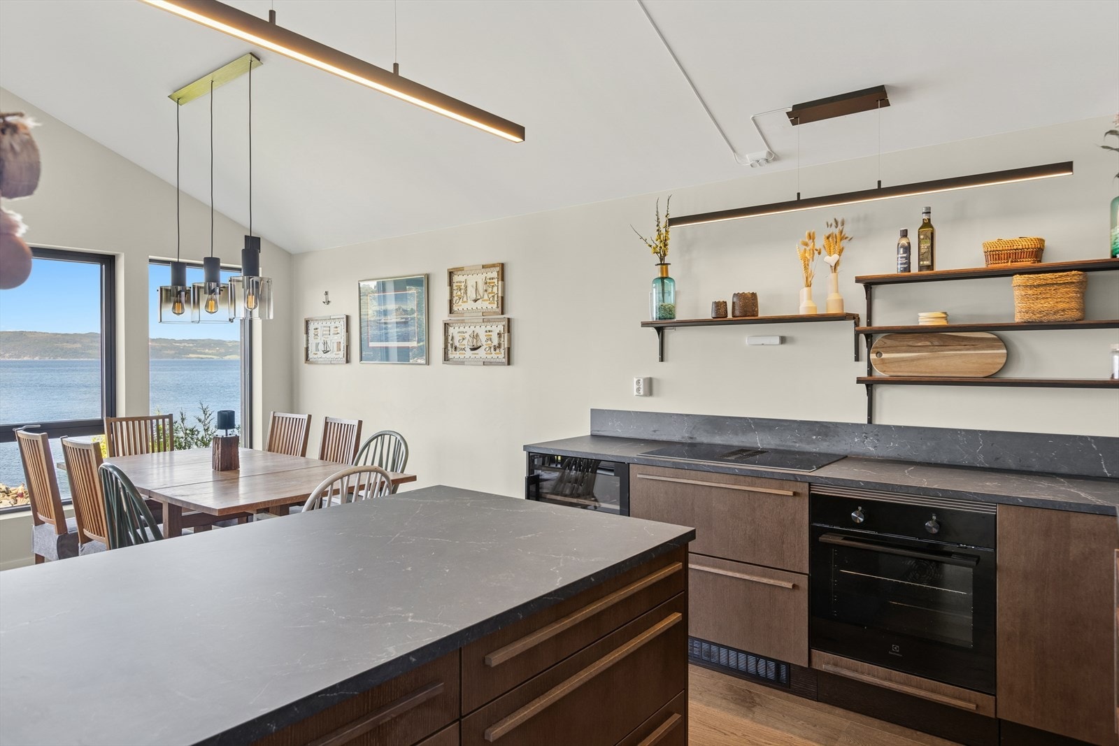 Stuen og kjøkkenet er flott inndelt og har naturlige soner for sofagruppe, spisestue og kokkelering. Galleribilde