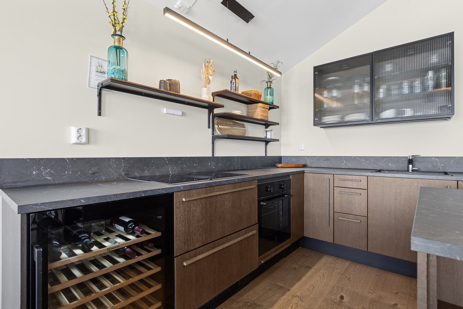 Store oppgraderinger på kjøkken med høykvalitets hvitevarer. Galleribilde