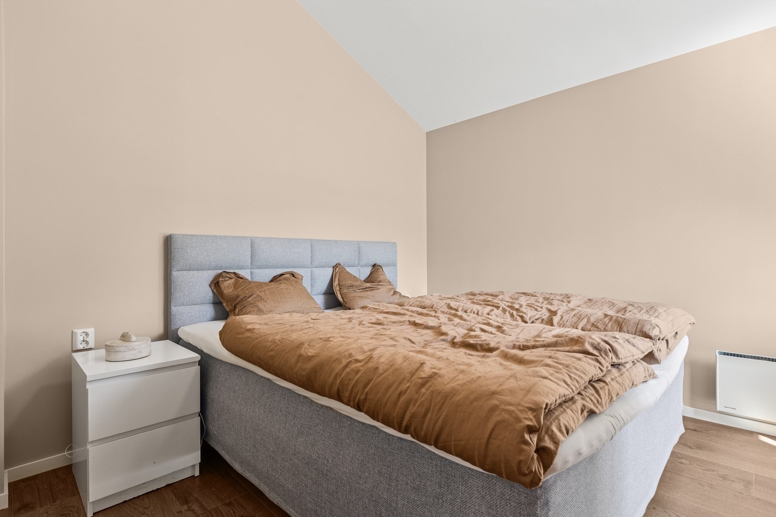 Soverommene er begge av god størrelse og er prosjektert til å være ca. 11 m². Galleribilde