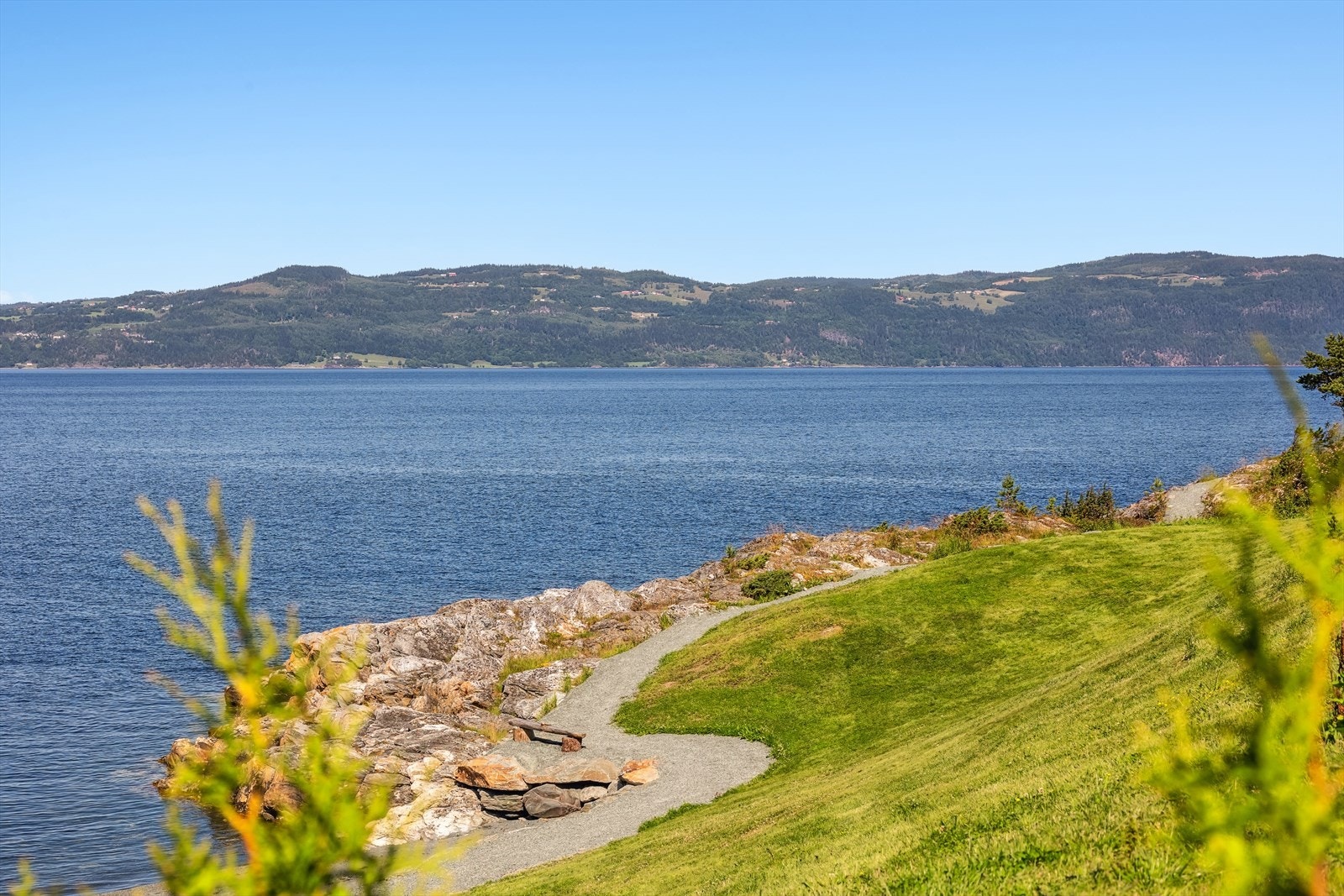 Her kan du nyte gode solforhold hele dagen og en fantastisk tursti langs kysten. Galleribilde