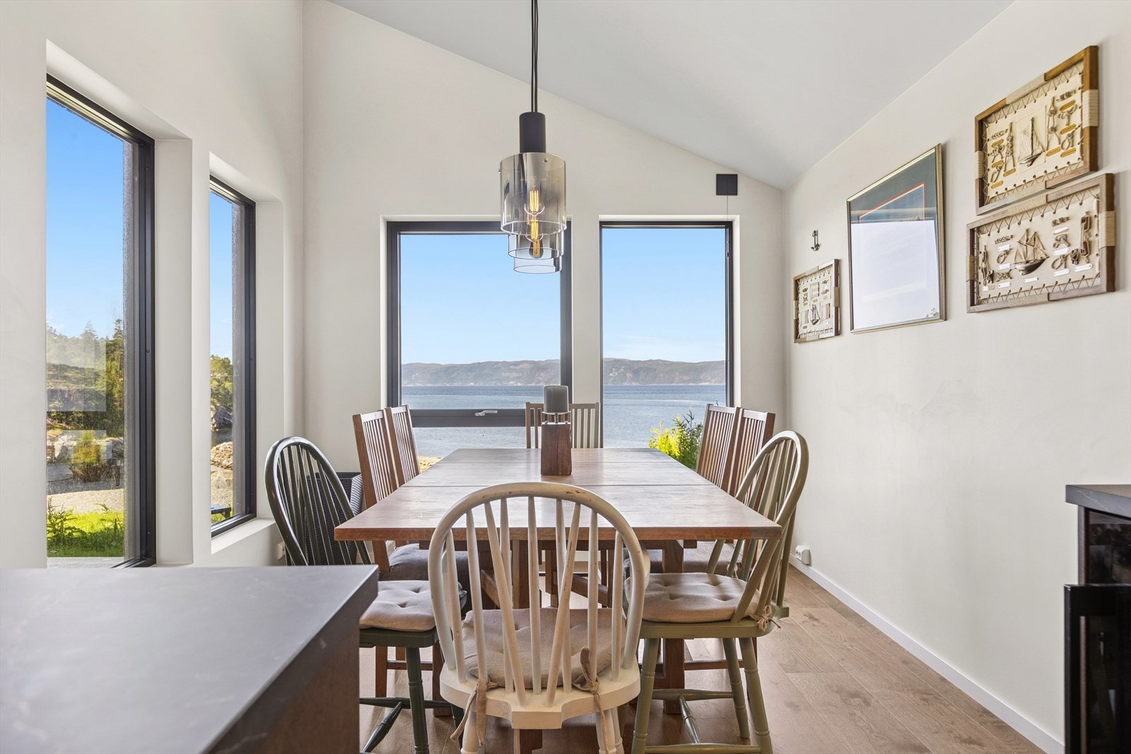 Spisestuen finner sin naturlige plassering ved kjøkkenet- et innbydende sted hvor du kan nyte måltidene med vakker fjordutsikt. Galleribilde