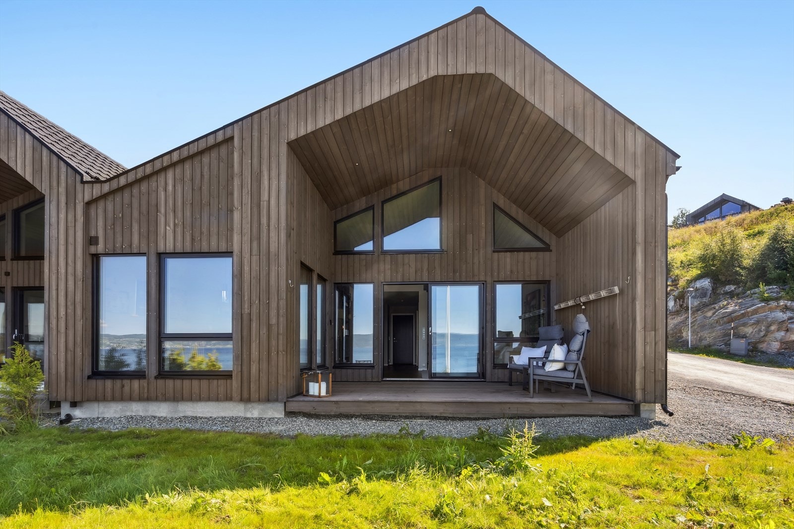 Et eldorado for friluftselskere med turstier rundt hele bygda (eks. Frostastien), gode fiskemuligheter og vakker natur på så og si alle kanter. Galleribilde