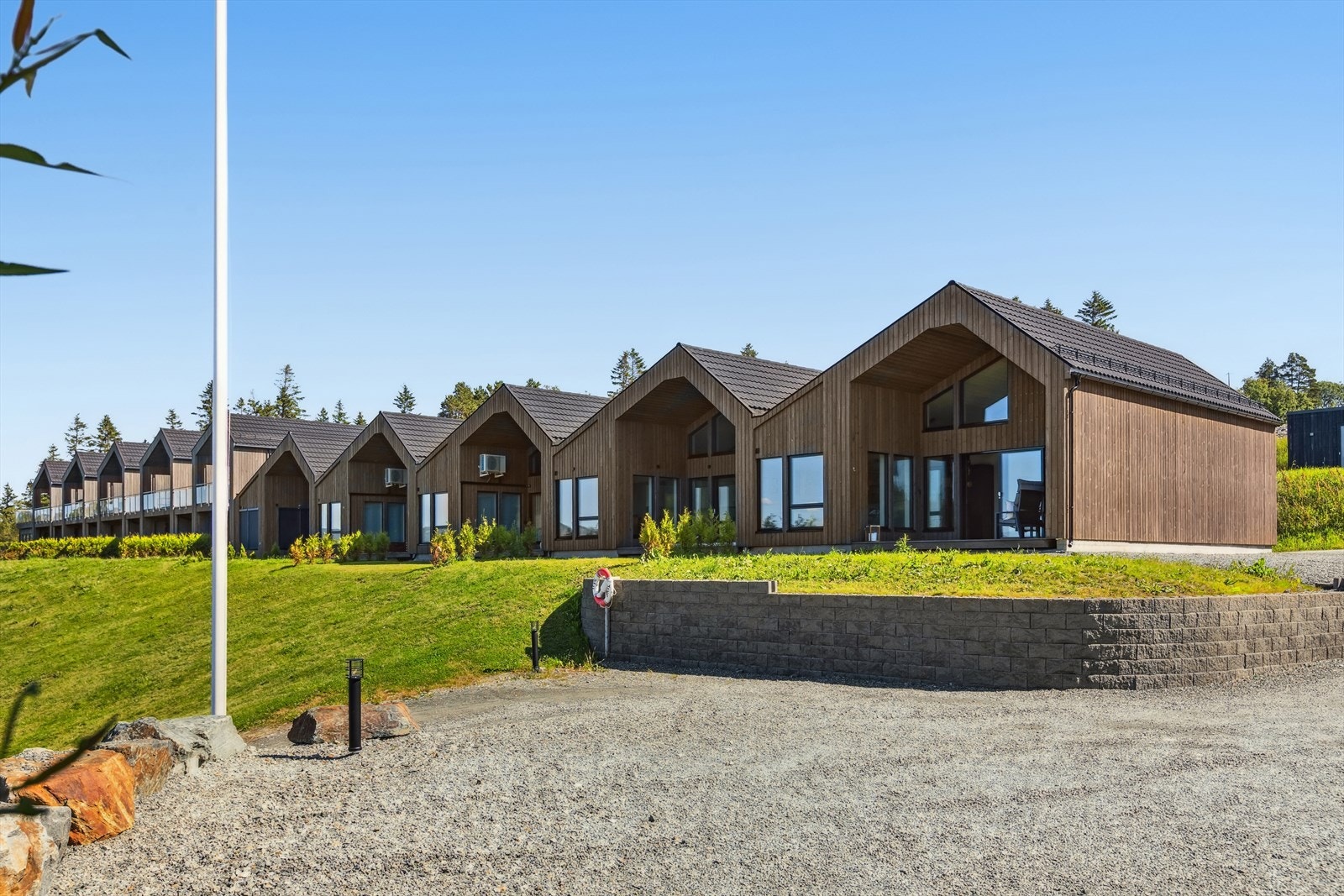 I Frosta sentrum finner man blant annet dagligvare (søndagsåpent), apotek, vinmonopol, utsalg av ferske & lokale grønnsaker, cafe og restaurant. Videre på bygda har man golfbane, fotballgolf, Arntzens bakeri, Vinnatrøa idrettsanlegg og mye mer Galleribilde