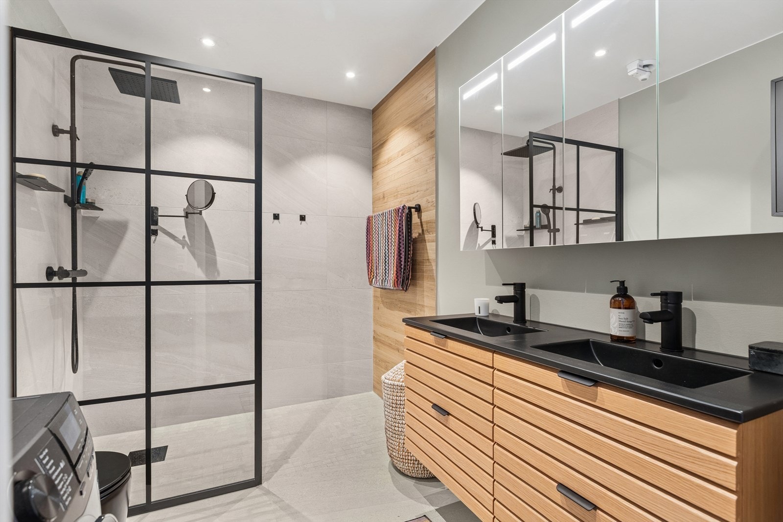 Med gode oppgraderinger har badet fått et moderne uttrykk og fremstår som svært pent. Innredet med servantskap, dusjhjørne, vegghengt toalett og opplegg for vaskemaskin. Galleribilde