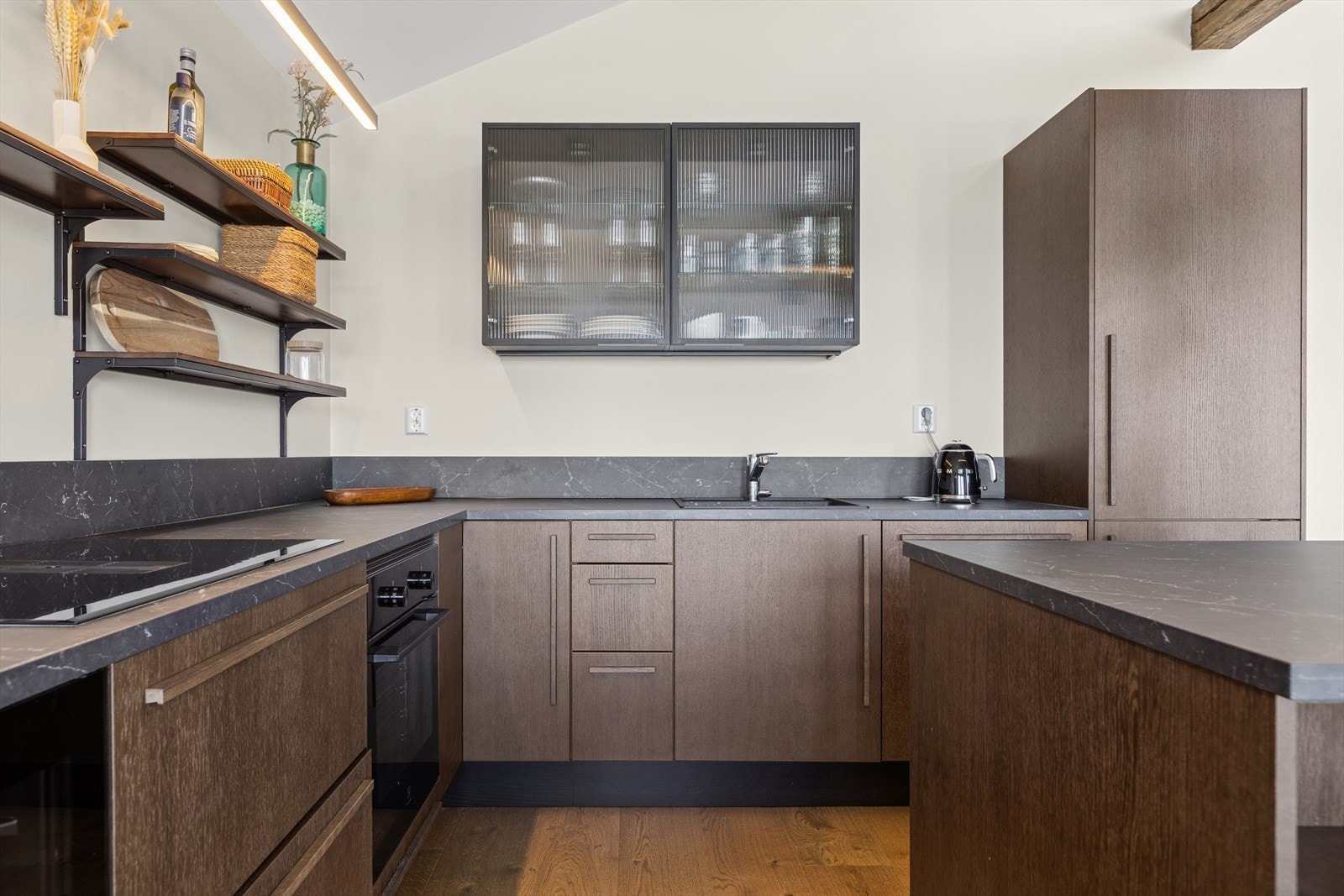 Kjøkkenet har rikelig med skap- og benkplass, så vel som arbeidsrom. Galleribilde